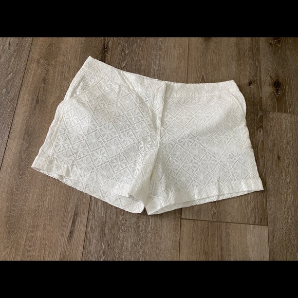 Dalia Collection White Lace Overlay Shorts Size 10 - Picture 1 of 1
